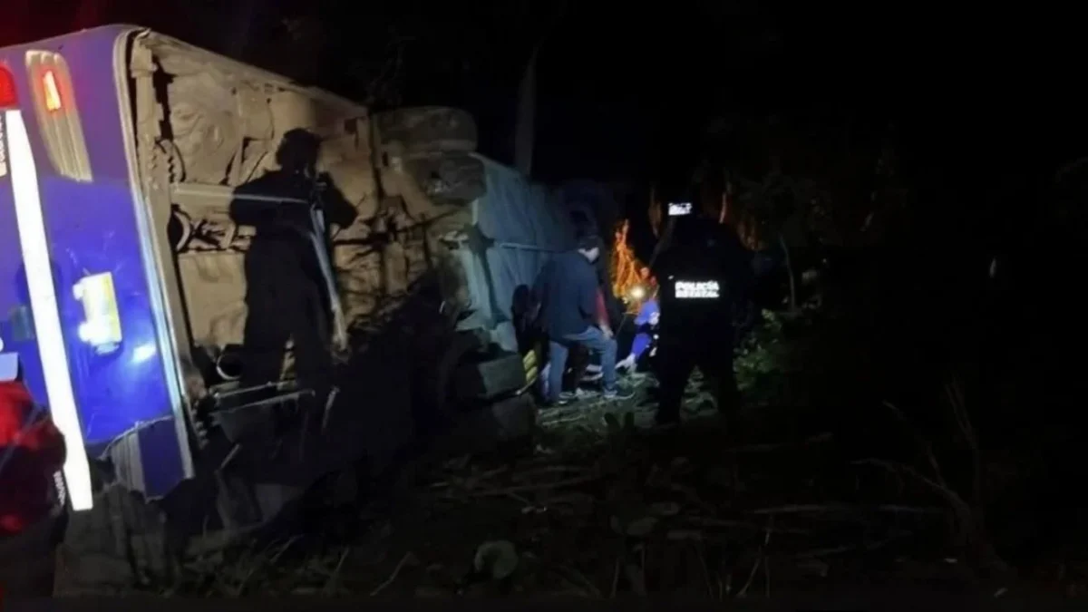 Se trata de un autobús de pasajeros de la línea Futura que cayó en un barranco en la carretera México-Tampico en Tlanchinol.