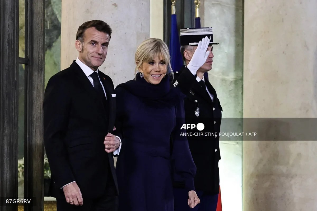 Feministas denuncian a Brigitte Macron por llamar 'zorras estúpidas' a activistas