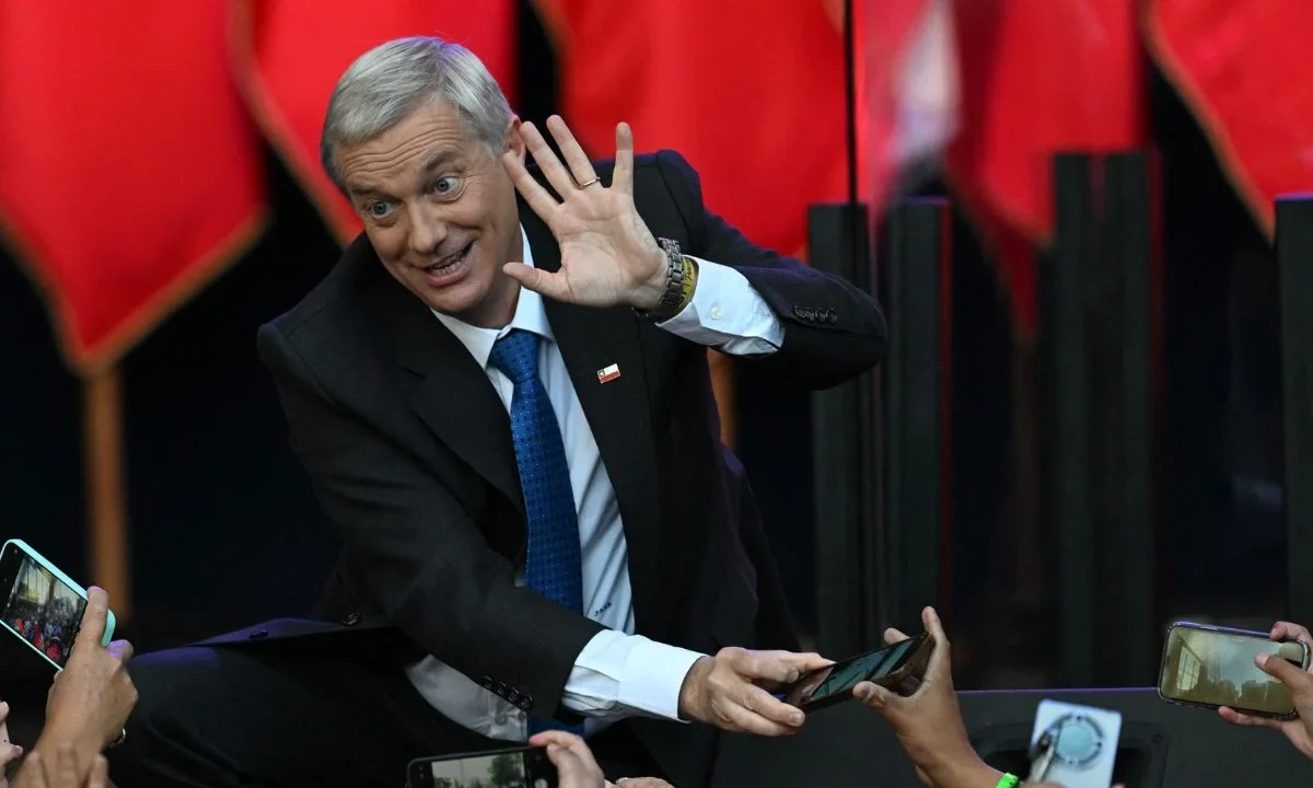 Chile vira a la derecha y elige a Antonio Kast como presidente