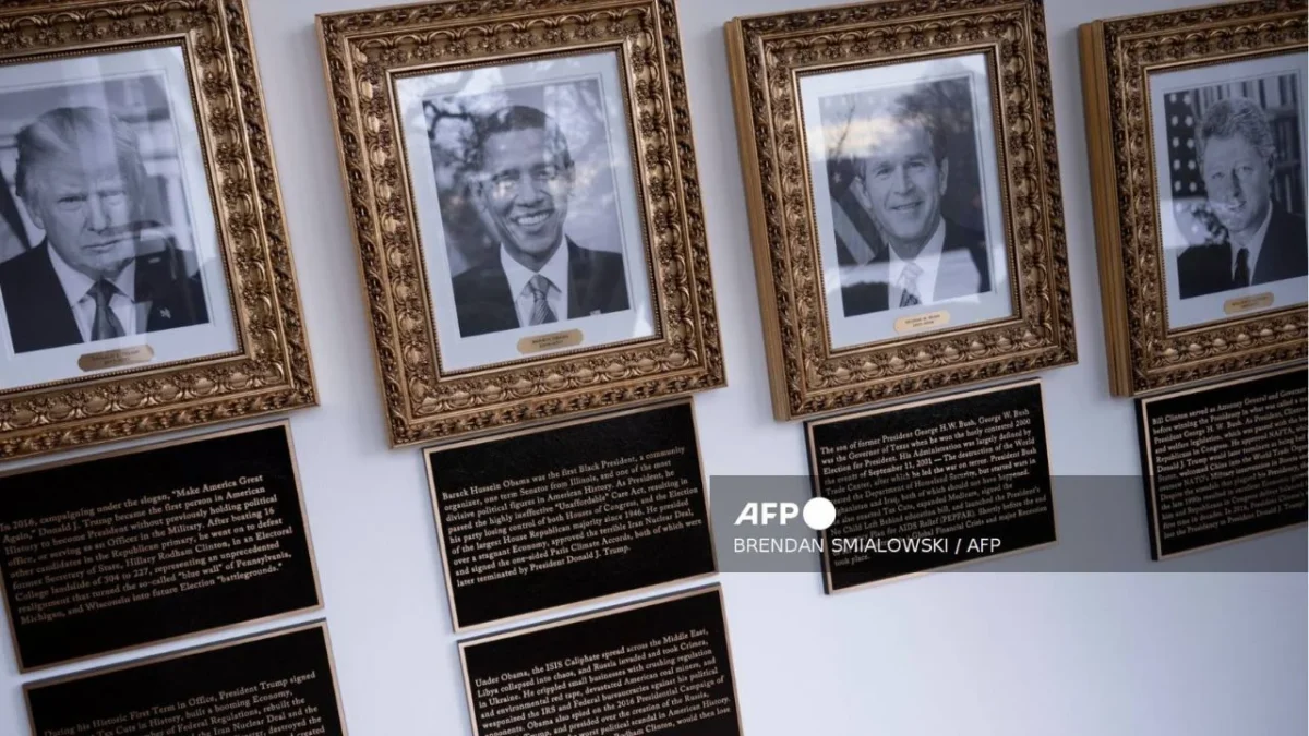 Trump instala placas en la Casa Blanca con ofensas contra Biden y Obama