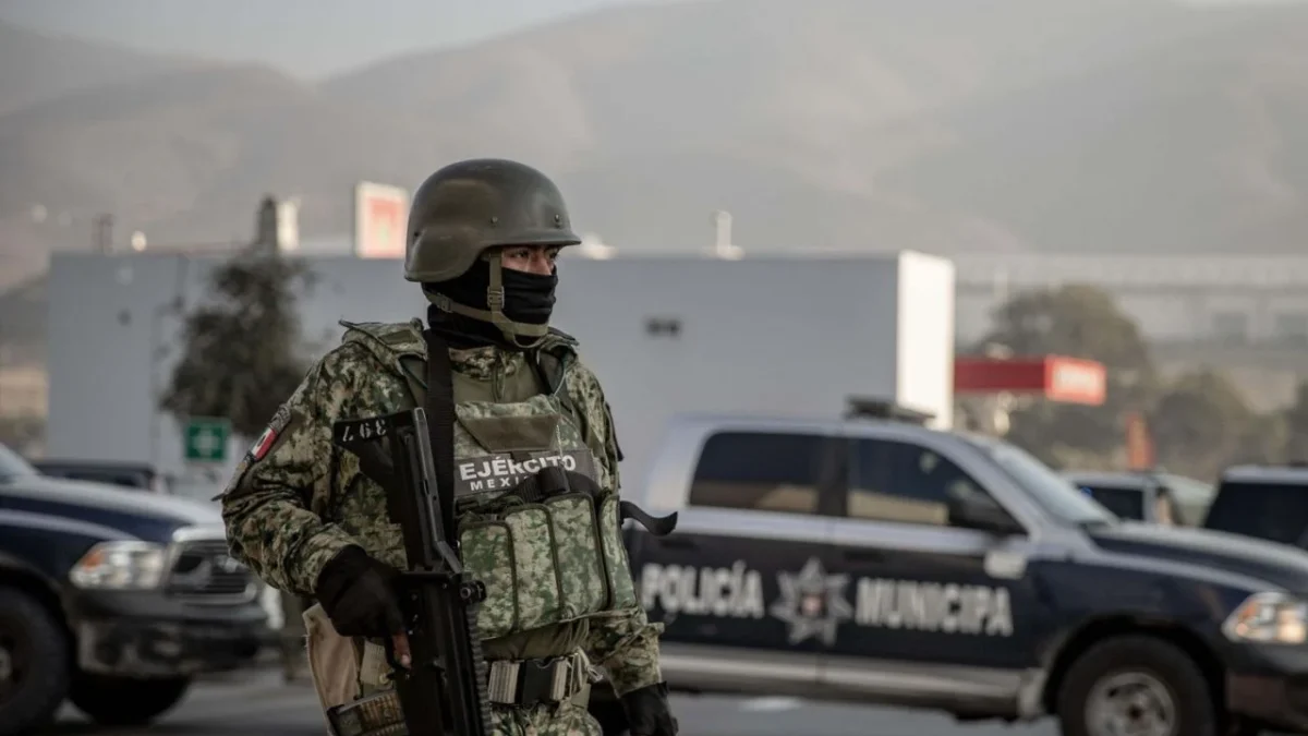 En Sinaloa caen 2 'narco niños' en posesión de 1 arsenal