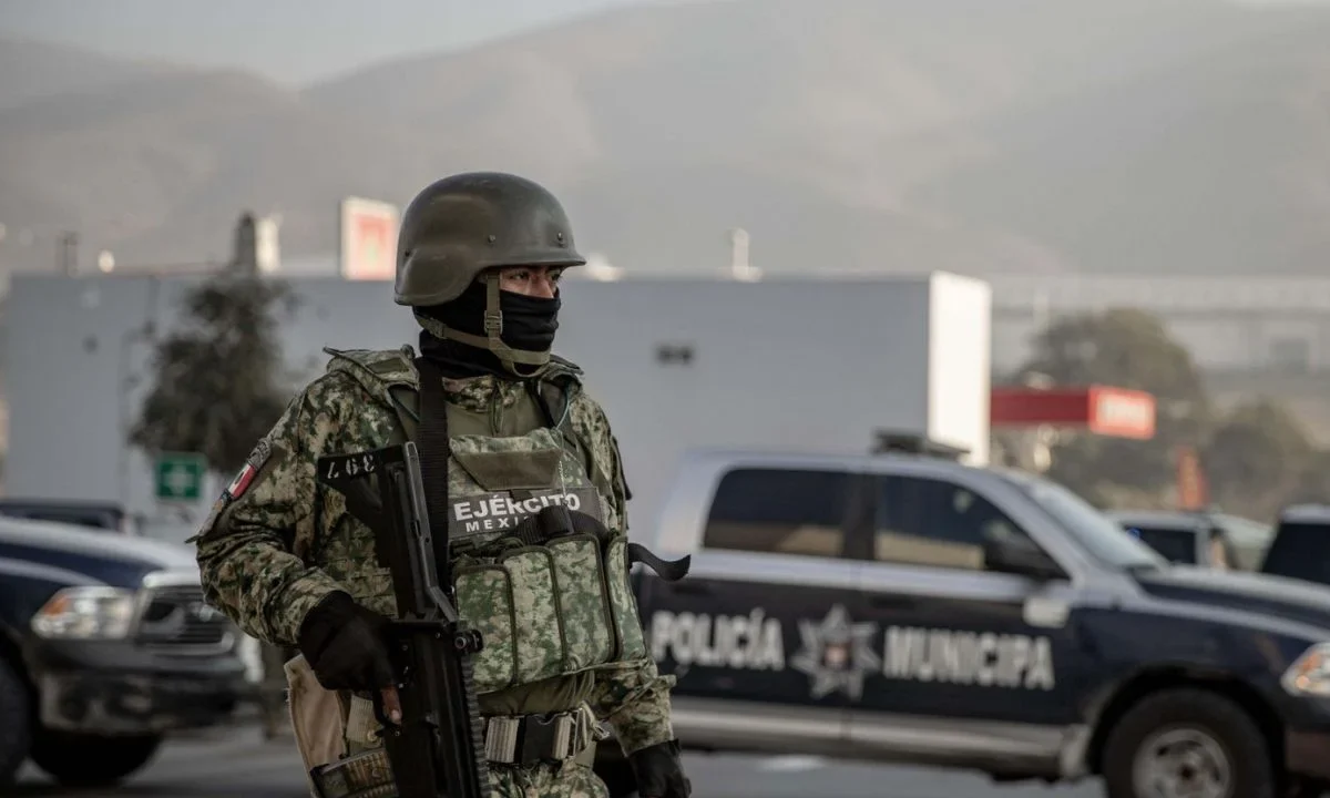 En Sinaloa caen 2 'narco niños' en posesión de 1 arsenal