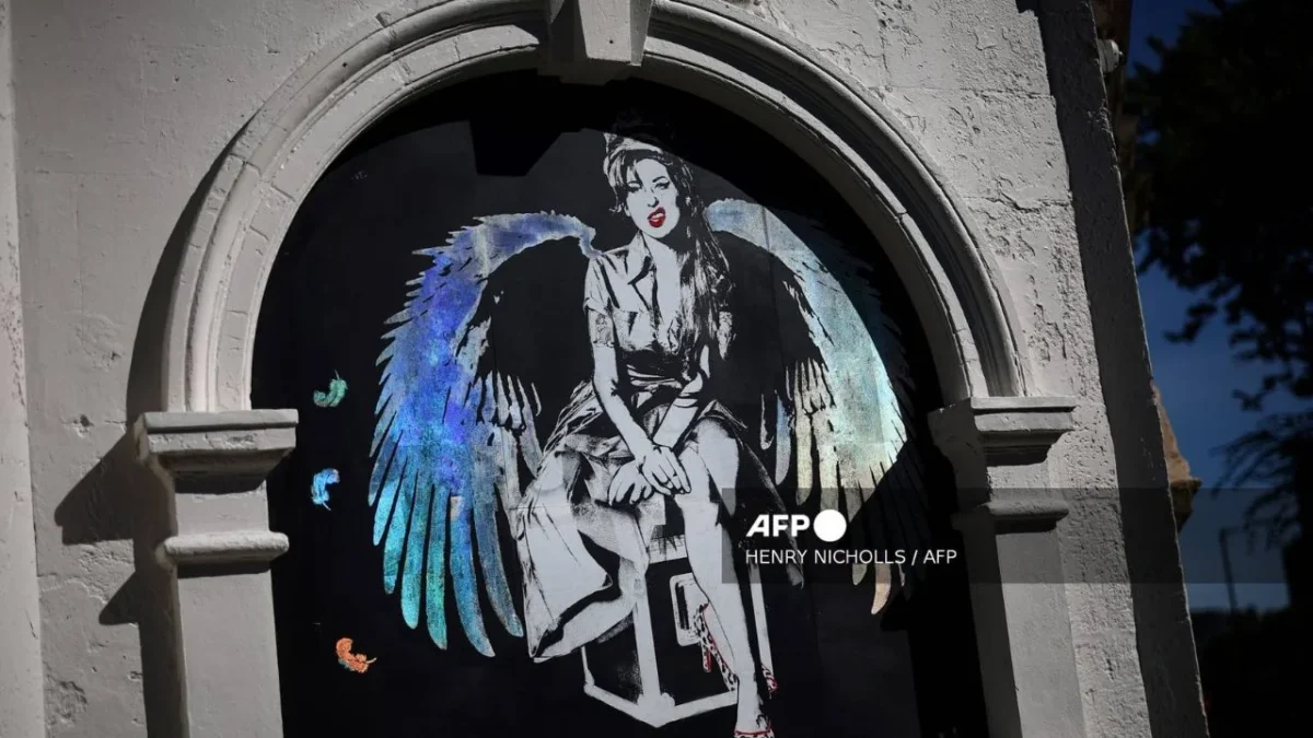 Padre de Amy Winehouse reclama dinero por ropa de su hija subastada por amigas