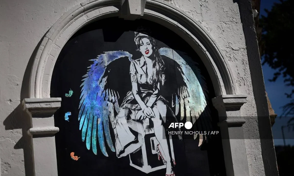 Padre de Amy Winehouse reclama dinero por ropa de su hija subastada por amigas
