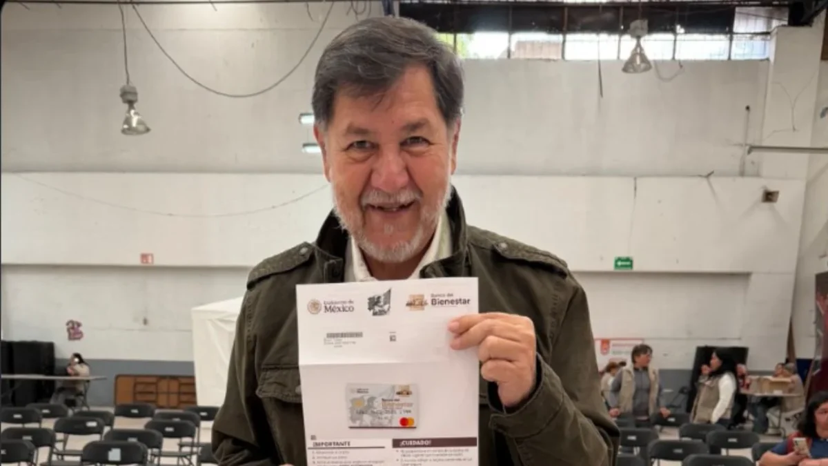 Presume Fernández Noroña tarjeta de Pensión de Bienestar