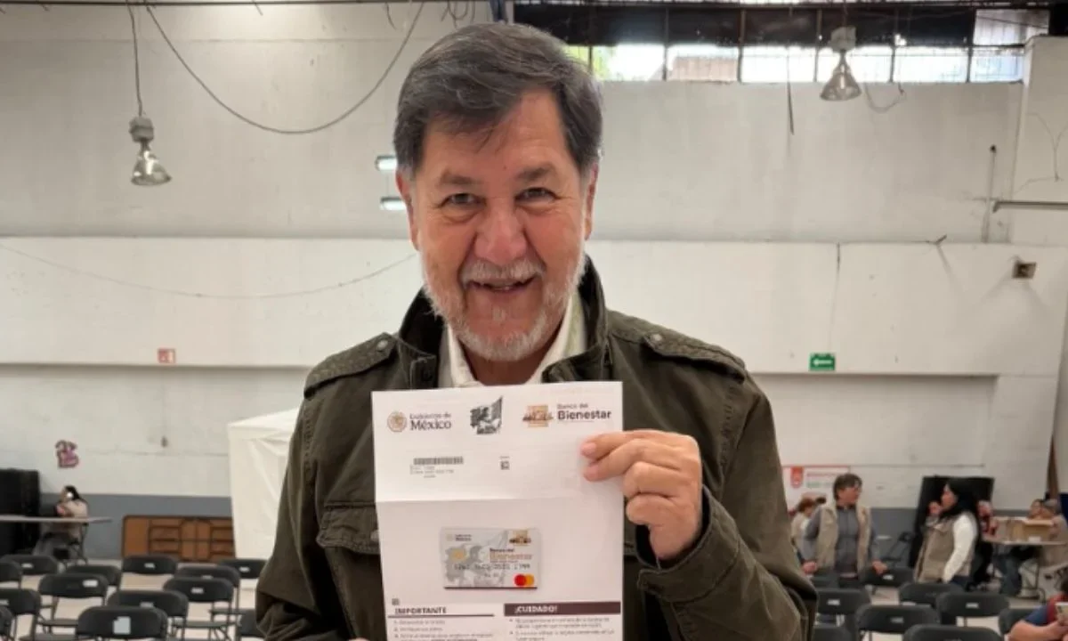 Presume Fernández Noroña tarjeta de Pensión de Bienestar