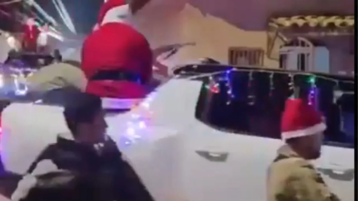 Presuntos 'Tlacos' realizan desfile navideño en Guerrero