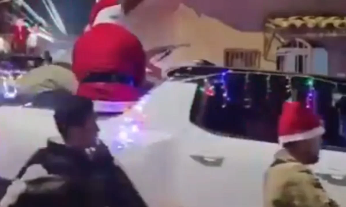 Presuntos 'Tlacos' realizan desfile navideño en Guerrero
