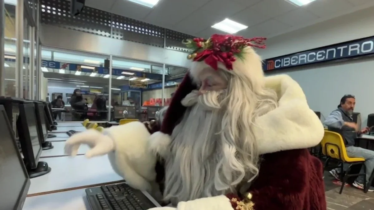 Santa realiza viaje navideño en el Metro de CDMX
