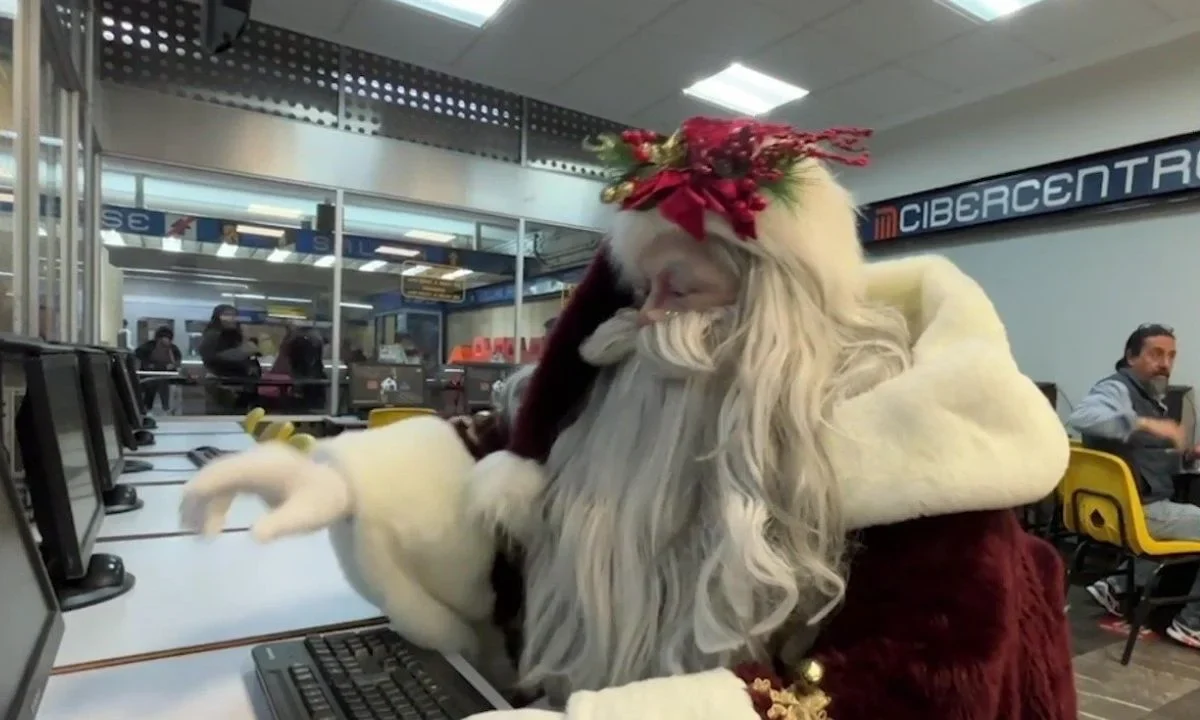 Santa realiza viaje navideño en el Metro de CDMX