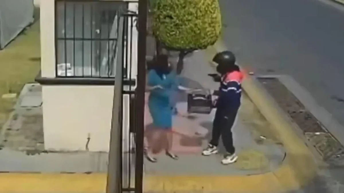Sujetos en motocicleta asaltan a una mujer en el municipio de Ecatepec.