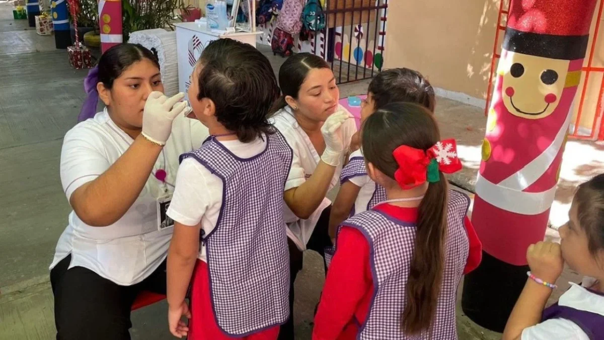 Promotores de salud de Ciudad de Carmen, acudieron al Jardín de Niños 'Adela Pacheco Blanco' para promocionar el cuidado bucal.