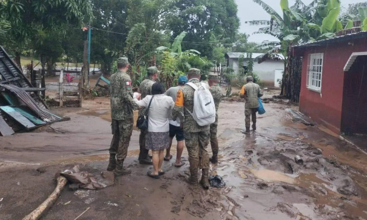 La Defensa activa Plan DN-III-E tras lluvias en Veracruz; además se reporta el deceso de una persona en San Andrés Tuxtla.