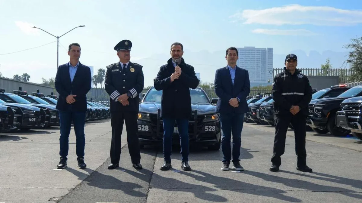 El alcalde Adrián de la Garza entregó 15 nuevas unidades y torretas inteligentes en 50 patrullas.