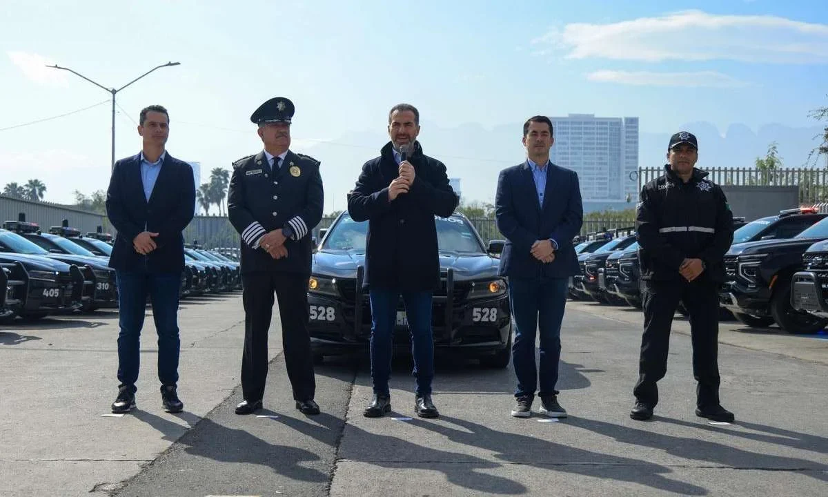 El alcalde Adrián de la Garza entregó 15 nuevas unidades y torretas inteligentes en 50 patrullas.