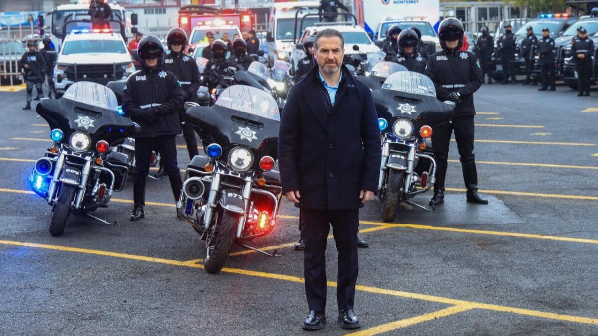 El alcalde de Monterrey, Adrián de la Garza Santos, dio el banderazo oficial para el Operativo Regia Navidad Segura, que durará toda la temporada.