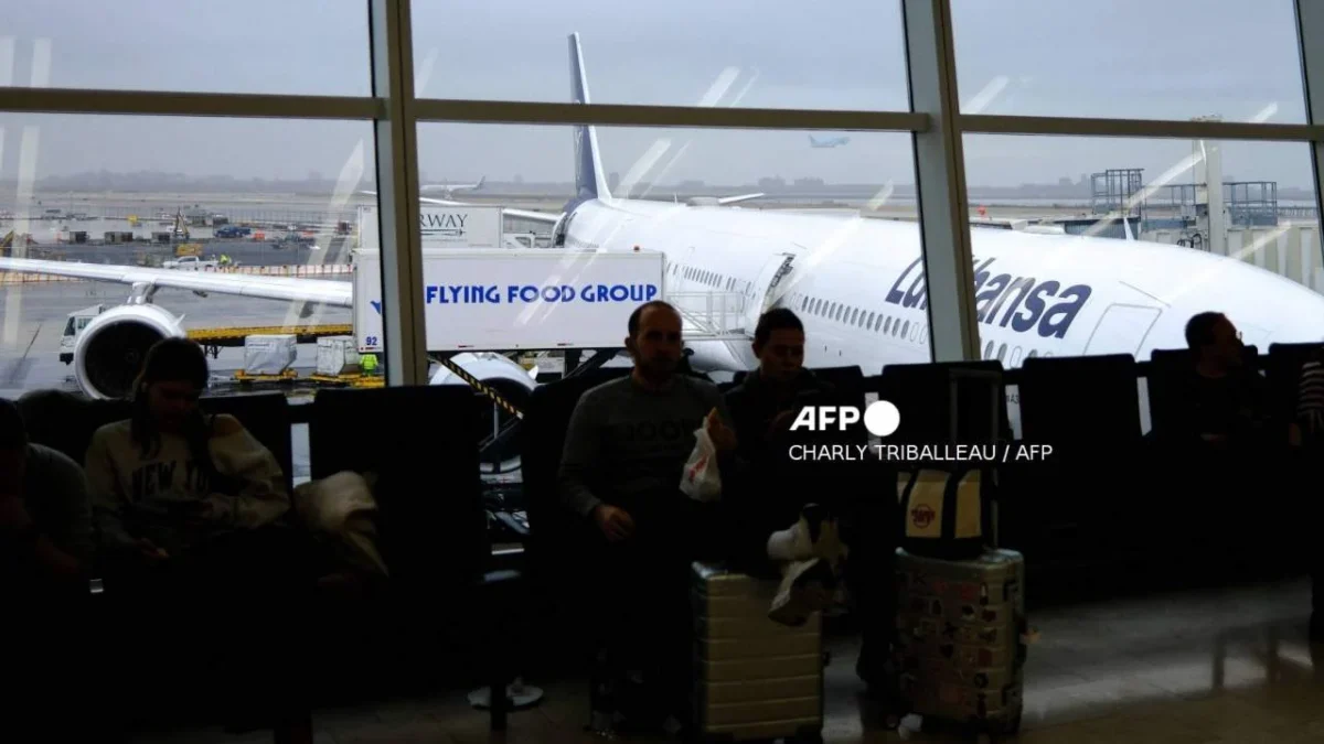 Aerolíneas cancelan más de mil vuelos en EU por el clima invernal, durante la temporada alta de viajes navideños.