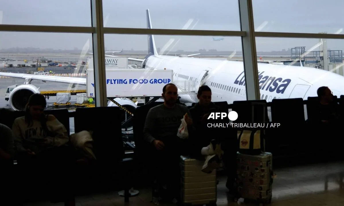 Aerolíneas cancelan más de mil vuelos en EU por el clima invernal, durante la temporada alta de viajes navideños.