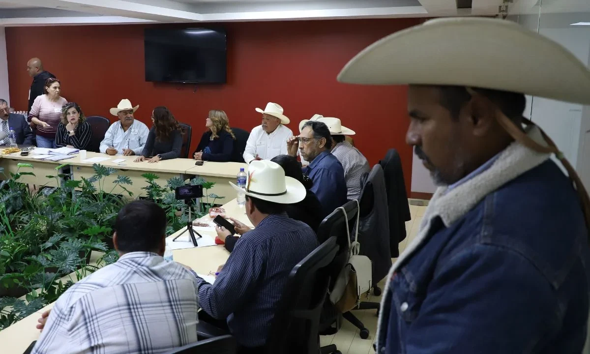 Todavía este martes representantes de agricultores y ganaderos se reunieron con legisladores en San Lázaro para tratar la Ley de Aguas.