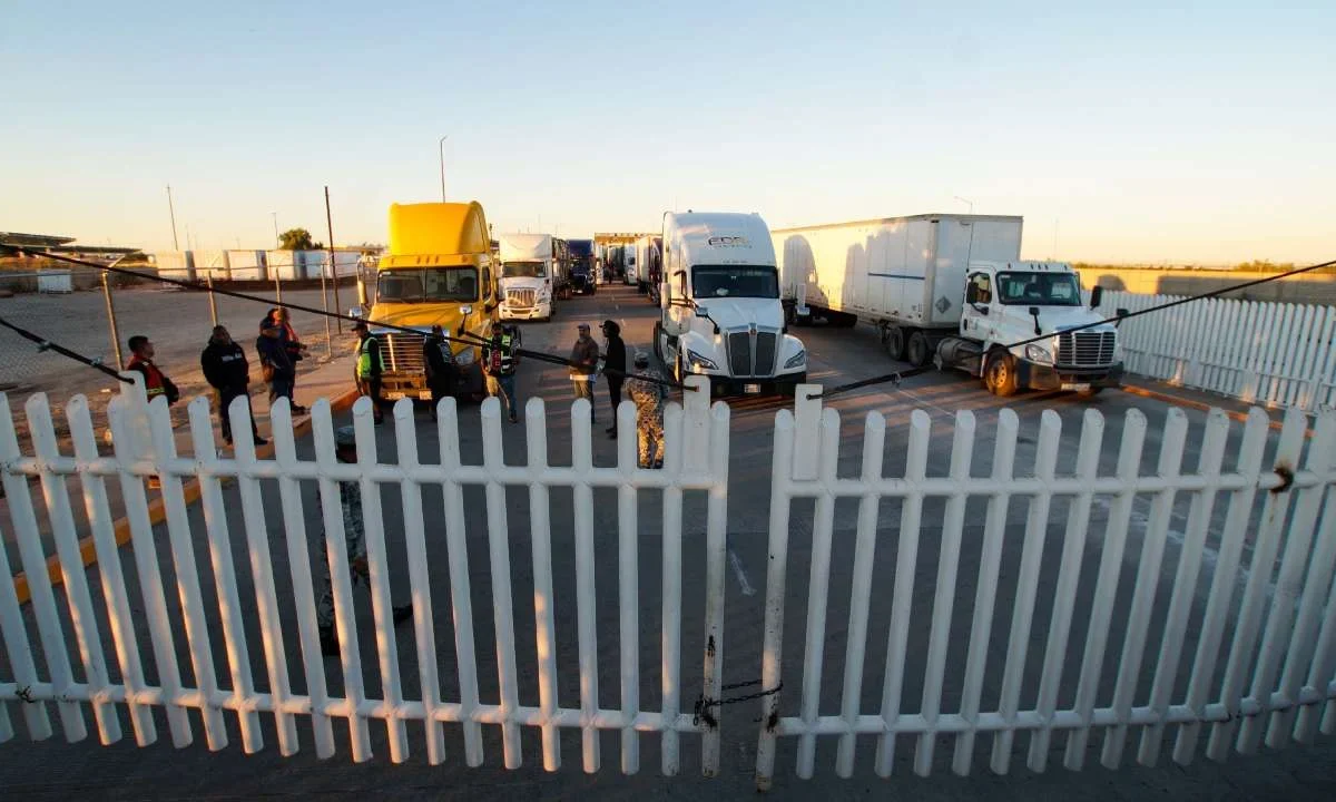 Agricultores levantan bloqueos en cruces fronterizos de Chihuahua.
