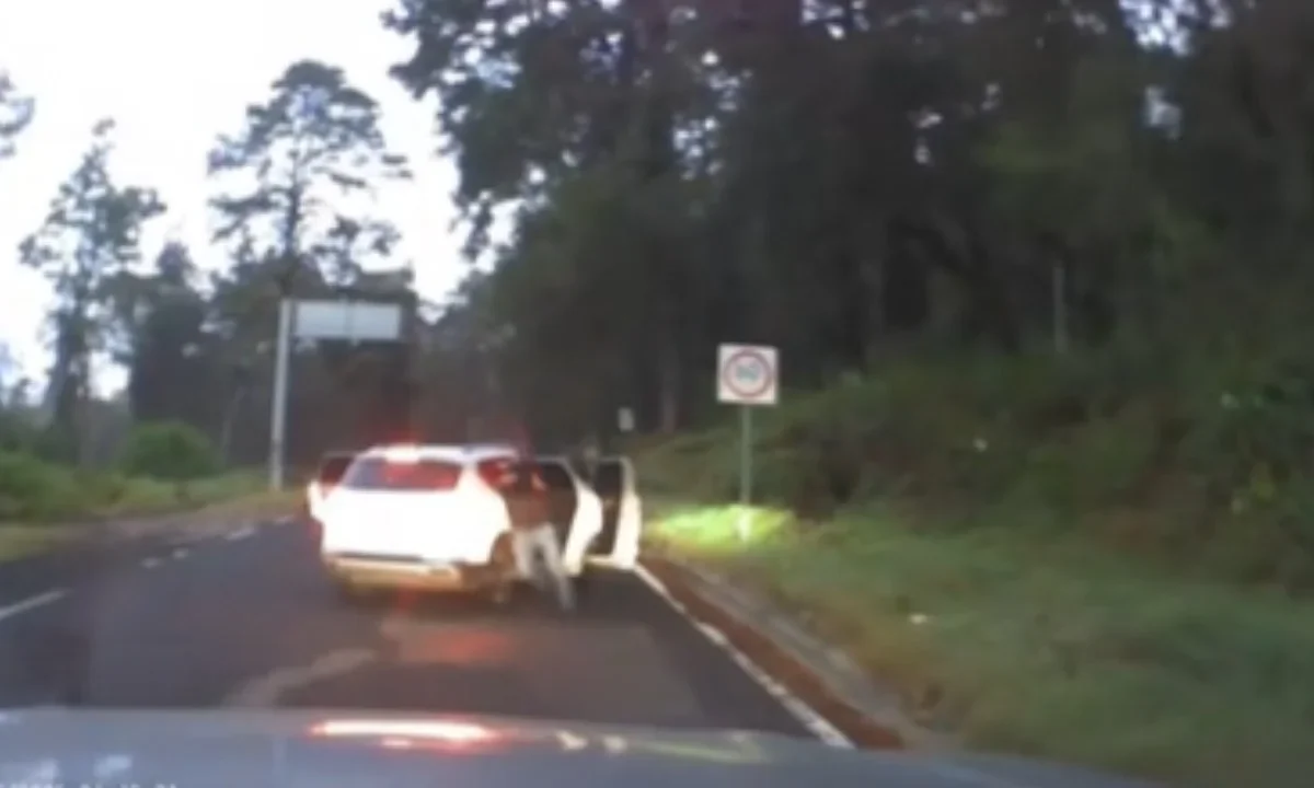Un automovilista captó y evitó un asalto en la autopista México-Cuernavaca.
