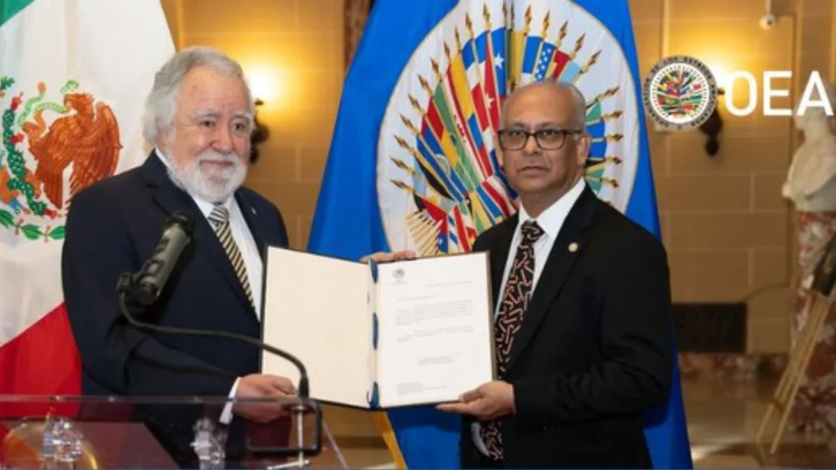 Alejandro Encinas, presentó sus cartas credenciales al Secretario General Albert R. Ramdin, durante una ceremonia en sede de la OEA.