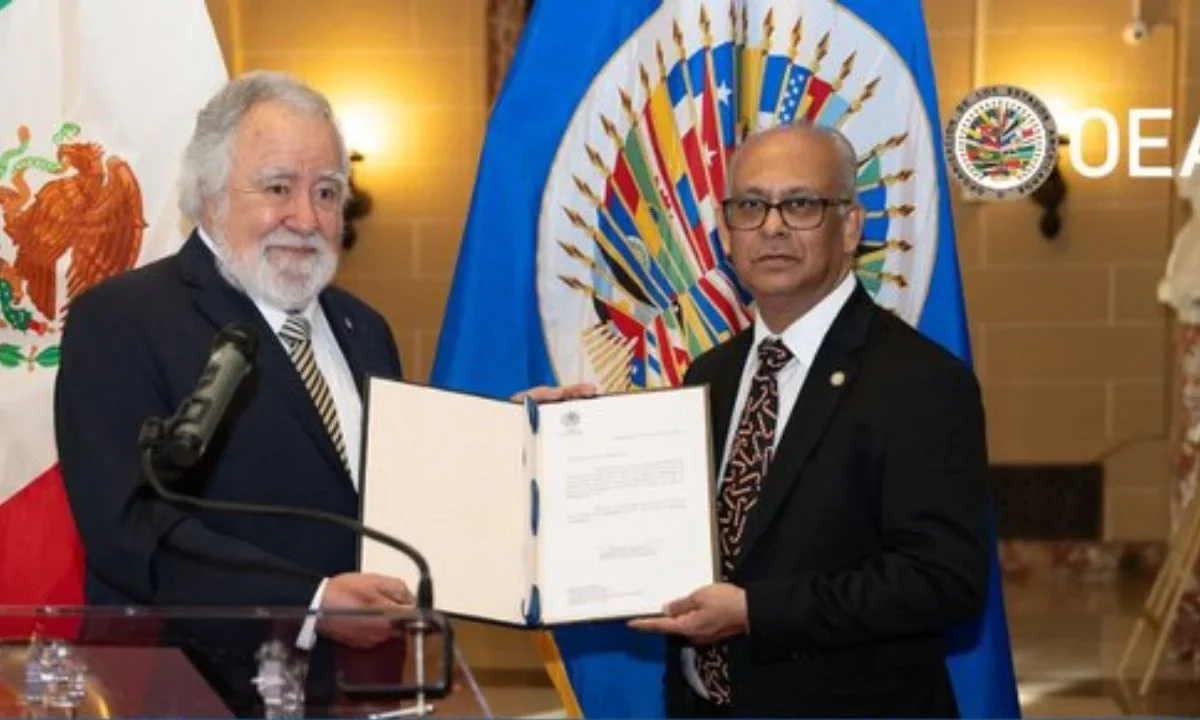 Alejandro Encinas, presentó sus cartas credenciales al Secretario General Albert R. Ramdin, durante una ceremonia en sede de la OEA.