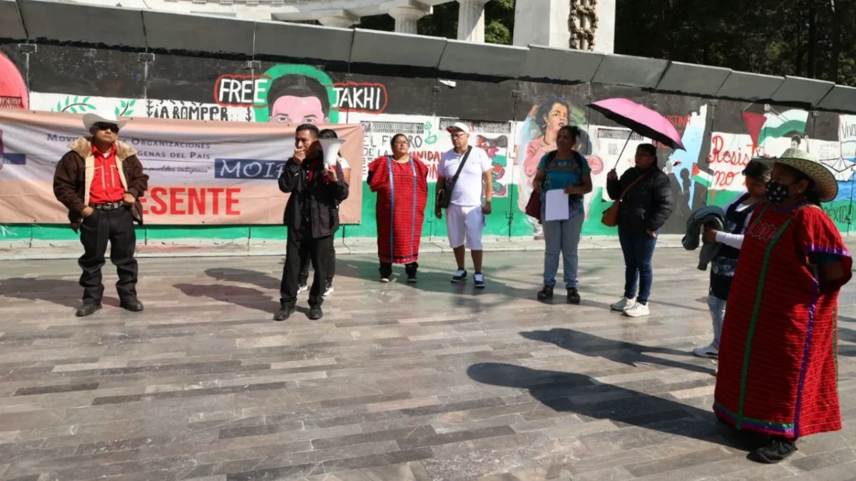 En el Hemiciclo a Juárez, miembros del Movimiento de Artesanas y Artesanos Indígenas de CDMX exigieron la permanencia de la romería navideña.