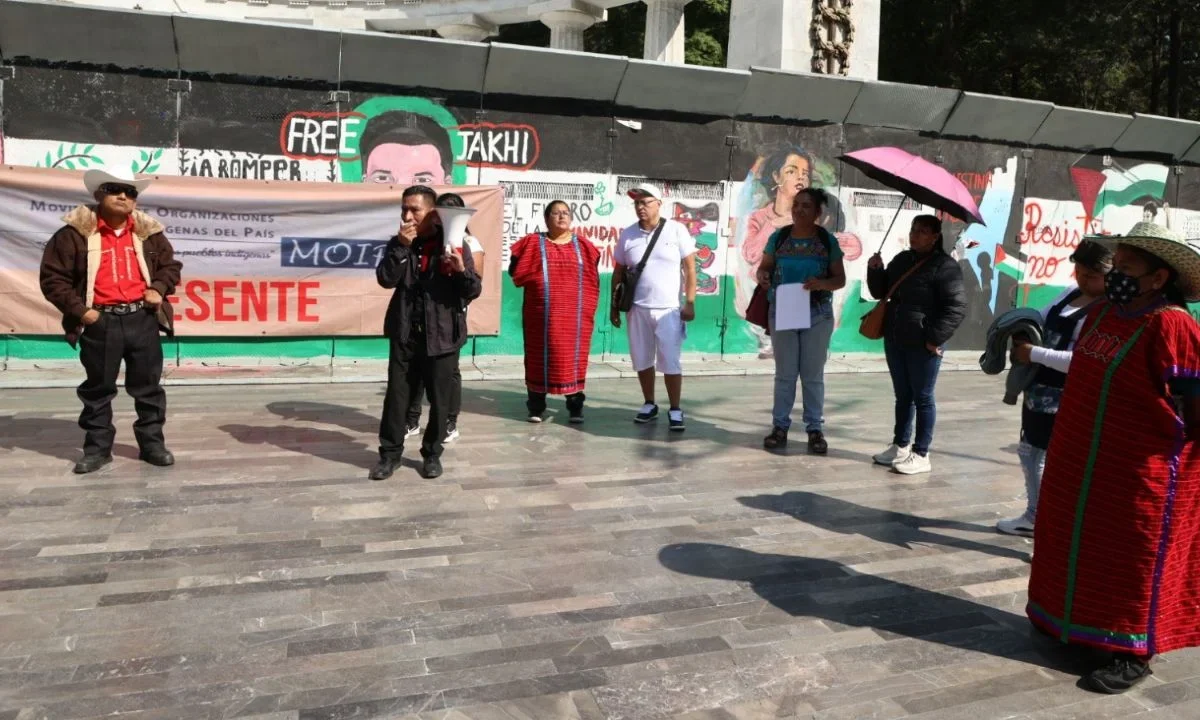 En el Hemiciclo a Juárez, miembros del Movimiento de Artesanas y Artesanos Indígenas de CDMX exigieron la permanencia de la romería navideña.
