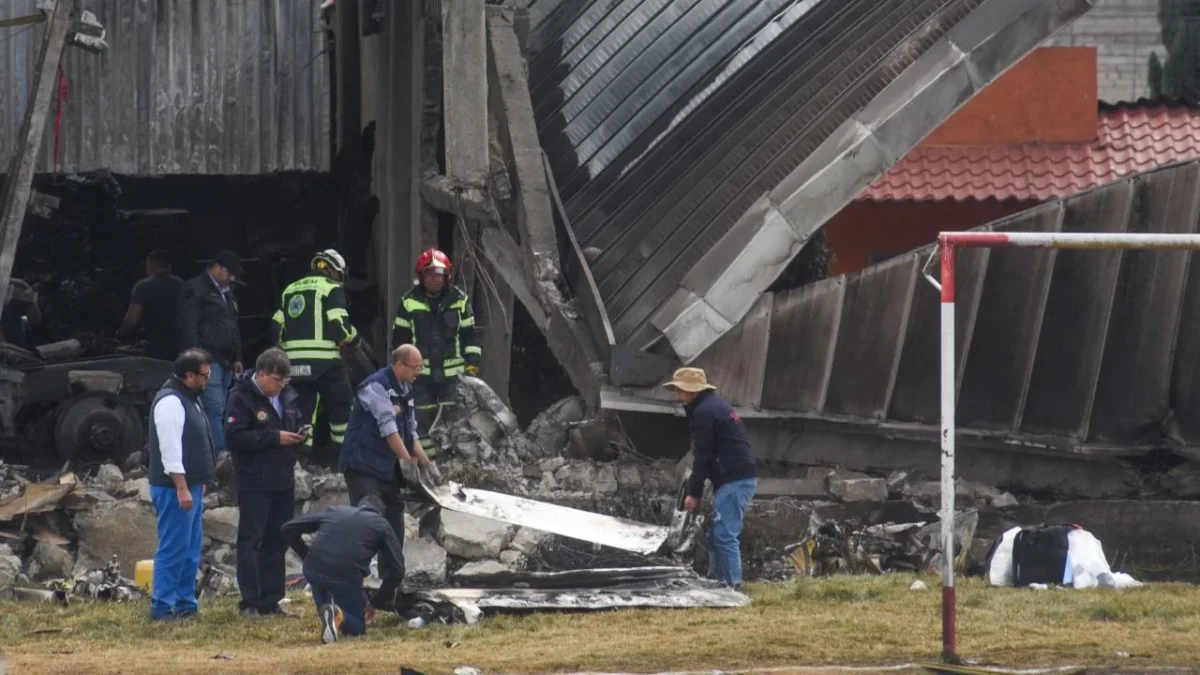 Autoridades aseguran la caja negra de la avioneta caída en Toluca.