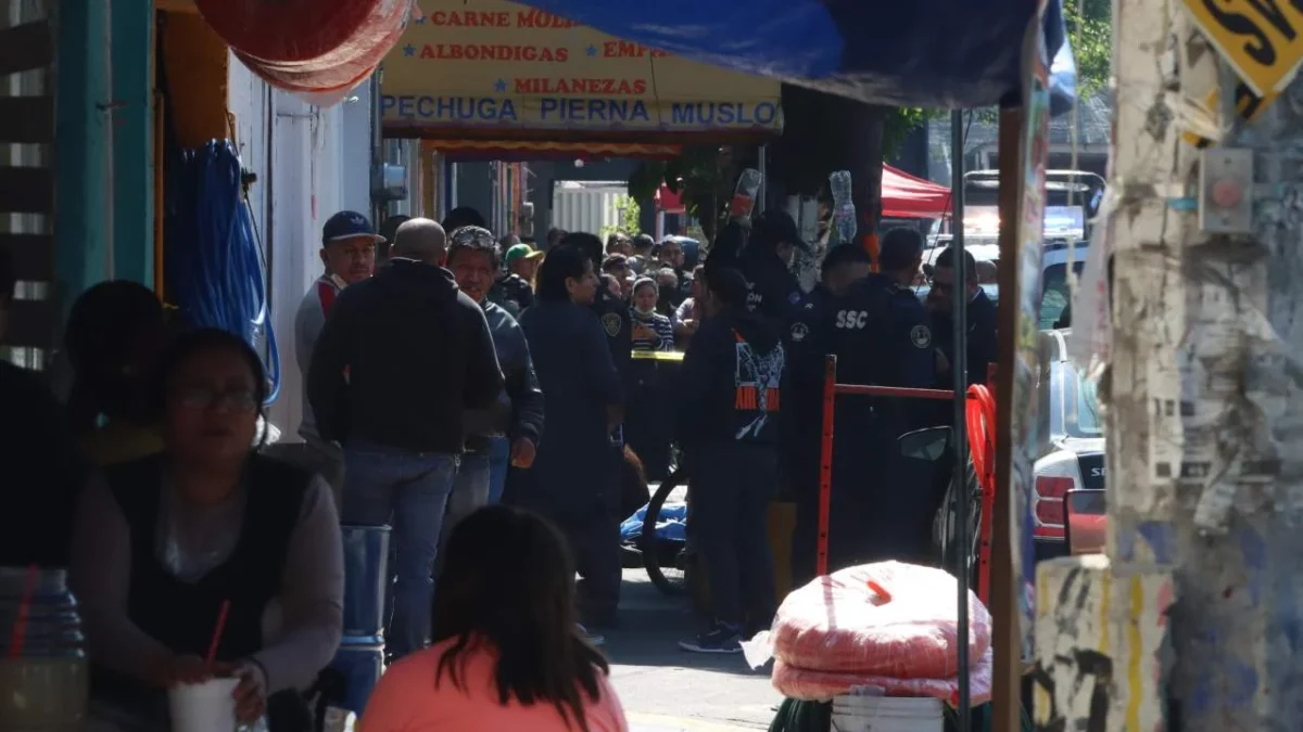 Sujetos en motocicleta asesinan a un vendedor de pollos en la colonia Agrícola Pantitlán.