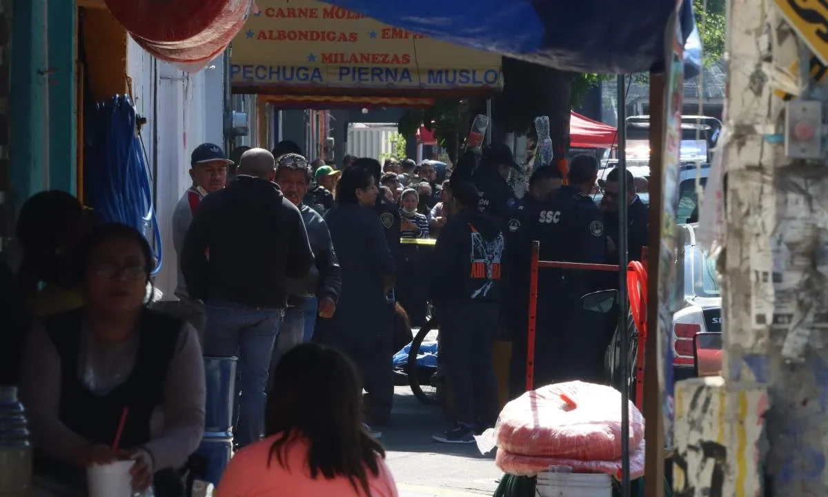 Sujetos en motocicleta asesinan a un vendedor de pollos en la colonia Agrícola Pantitlán.