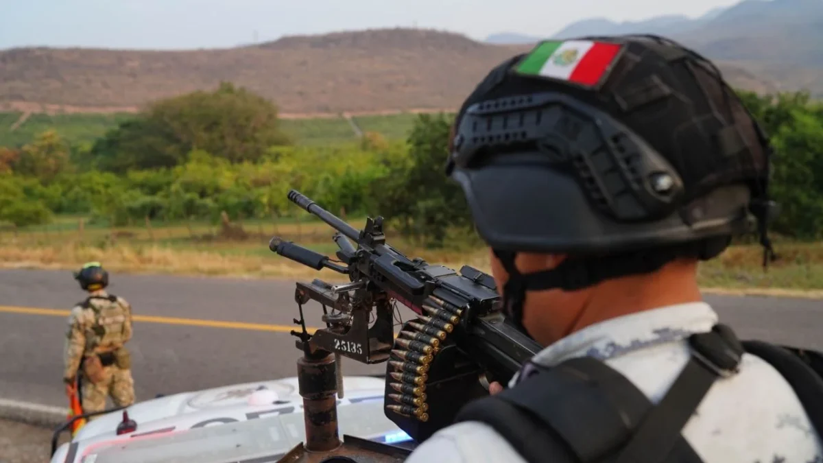 Un comando armado atacó a militares en Buenavista, Michoacán, lo que provocó un enfrentamiento y se sumó un helicóptero artillado.