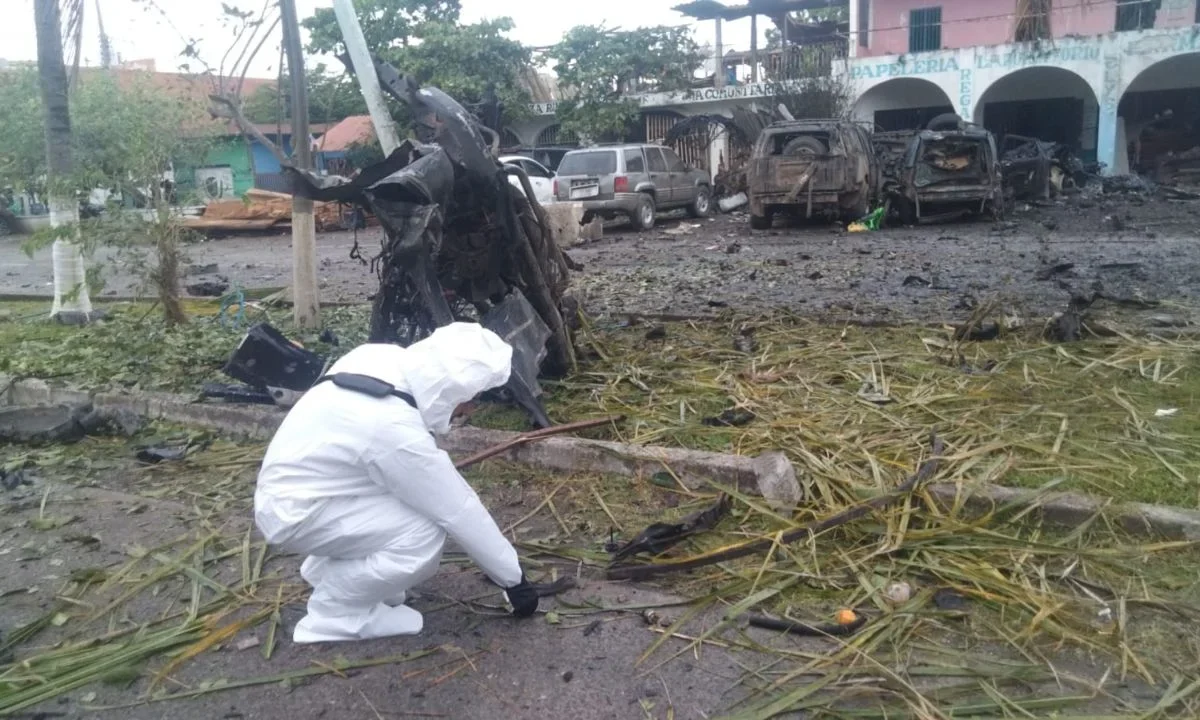 Por la explosión en Coahuayana, dos personas fallecieron en el lugar y otras tres en el hospital donde recibían atención médica. 