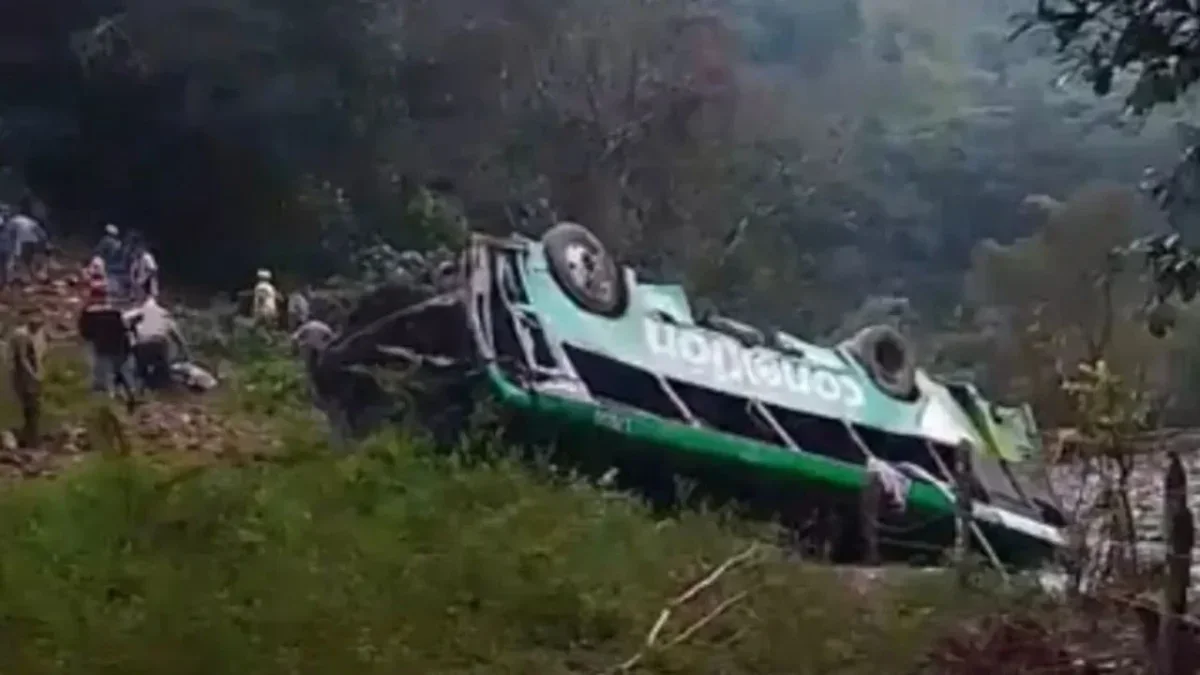 Tras el accidente carretero en Zontecomatlán, Veracruz, las autoridades subieron la cifra de heridos (32) y muertos (10).