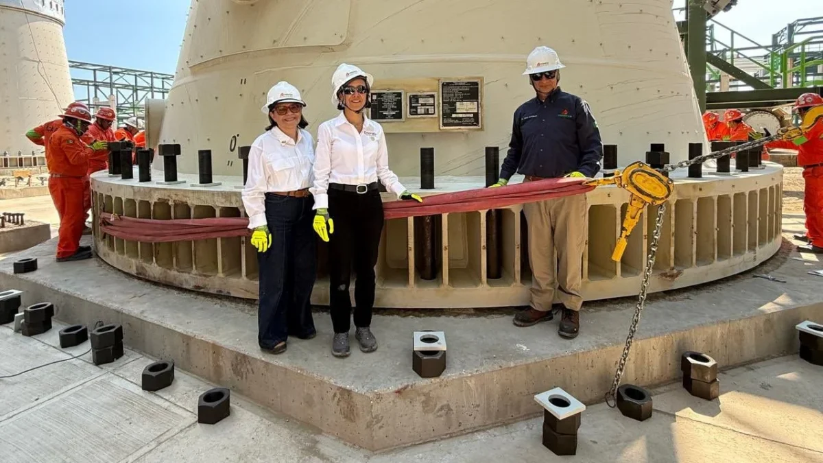 Autoridades del sector energético, supervisaron la maniobra de montaje del reactor de hidrotratamiento en Salina Cruz, Oaxaca.