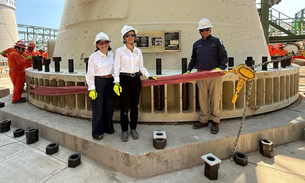 Autoridades del sector energético, supervisaron la maniobra de montaje del reactor de hidrotratamiento en Salina Cruz, Oaxaca.