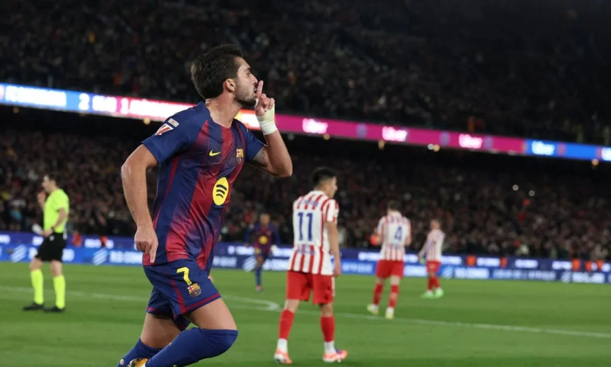 El Barcelona derrotó en casa al Atlético de Madrid para seguir de líder en LaLiga.