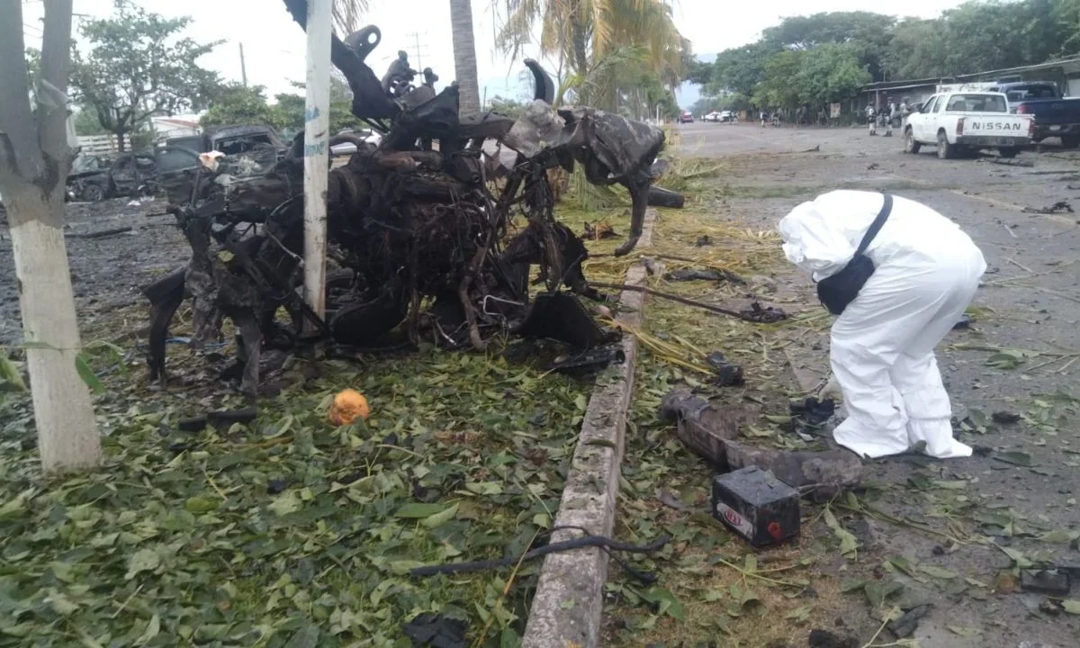 La explosión de un coche bomba enfrente de las instalaciones de la Policía Comunitaria de Coahuayana es 'un desafío' la paz: clero.