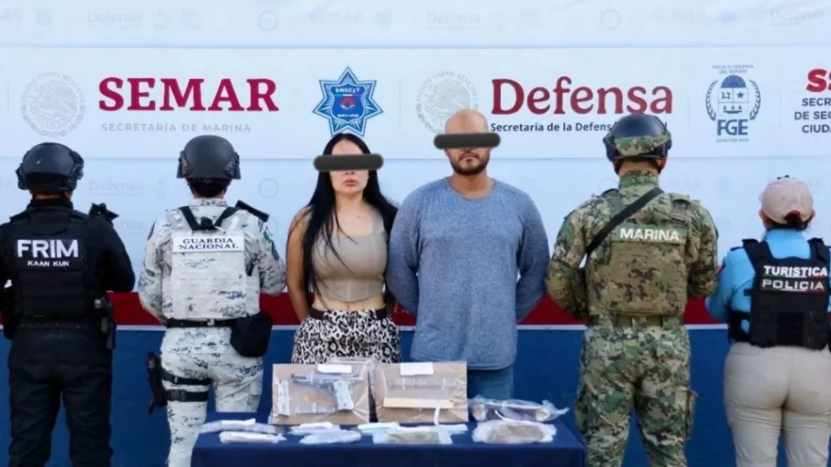 Autoridades detuvieron a ‘El Dóber’, objetivo prioritario de Quintana Roo, y una mujer, les aseguraron armas, narcóticos y efectivo.