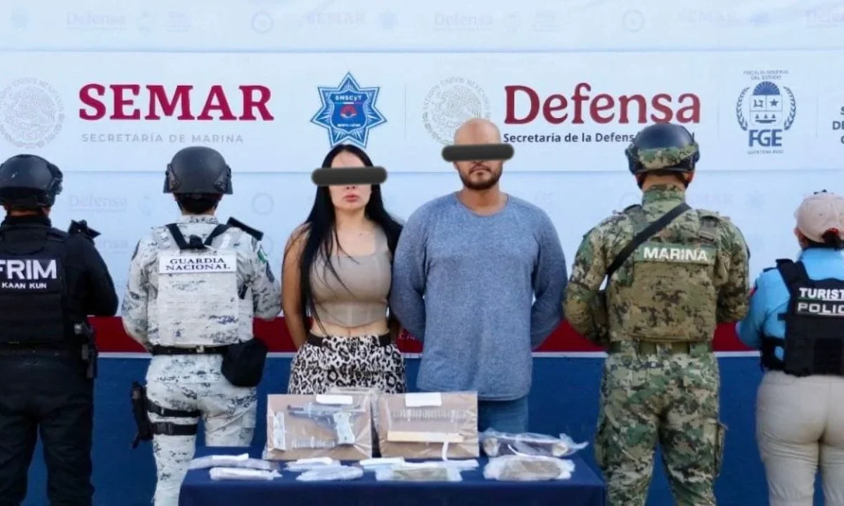 Autoridades detuvieron a ‘El Dóber’, objetivo prioritario de Quintana Roo, y una mujer, les aseguraron armas, narcóticos y efectivo.