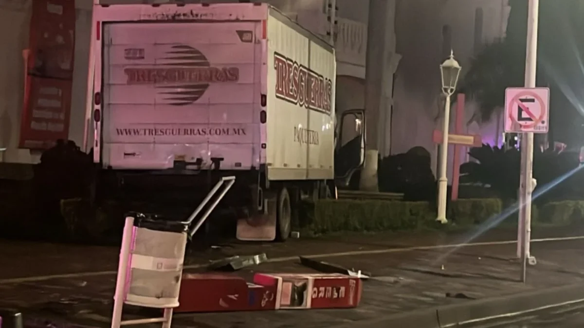 A pesar de los disparos, la víctima continuó avanzando hasta perder el control del vehículo frente al edificio del Ayuntamiento de Culiacán.