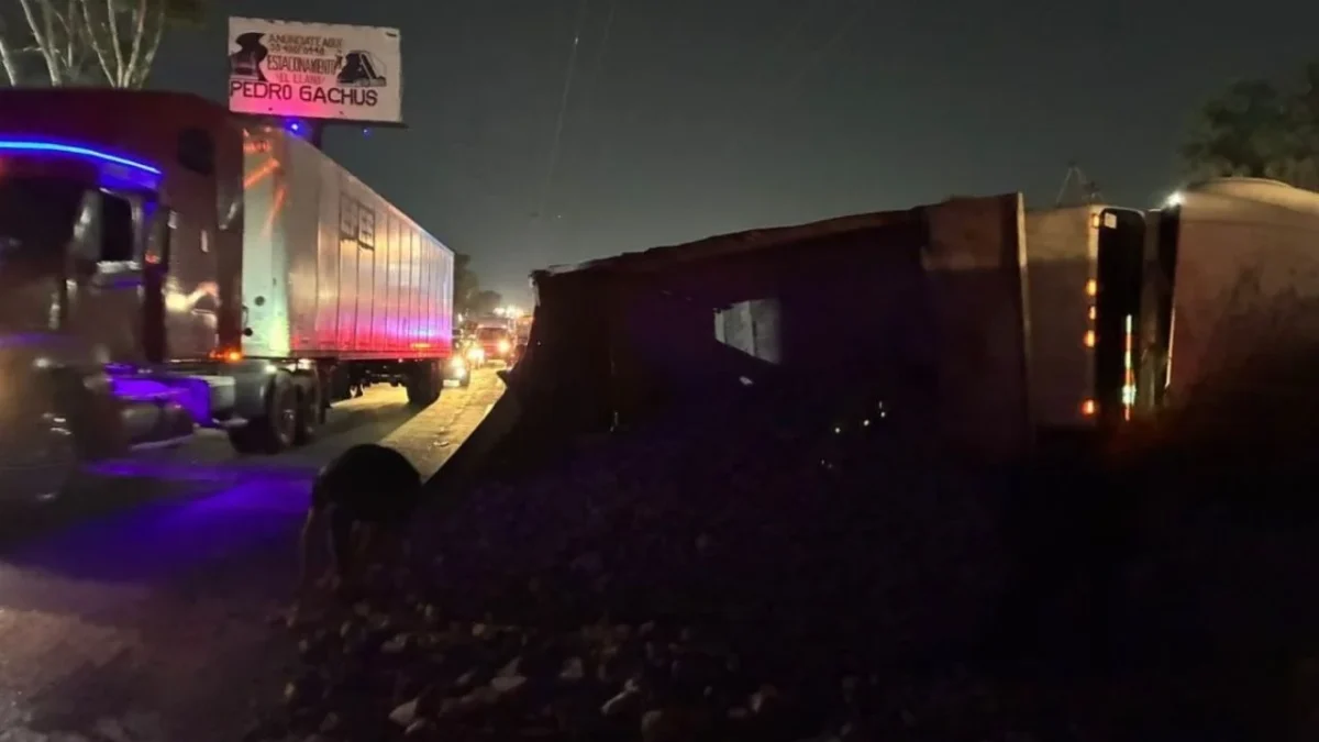 El tractocamión que volcó sobre la Texcoco-Lechería invadió el carril lateral de la Vía López Portillo, cerca de Los Héroes 5ta. sección.