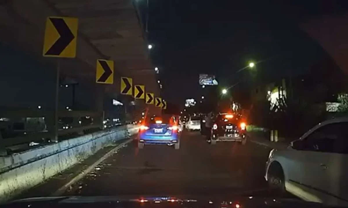 Captan el momento en el que dos motociclistas asaltaron a un conductor de una camioneta, en una de las laterales de Periférico.