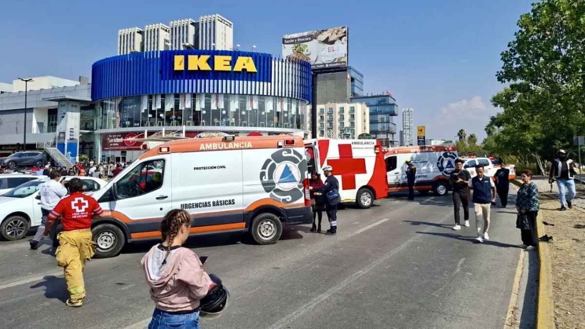Un accidente por presunta falta de pericia, cerca de Plaza Vía San Ángel en Puebla, causó la muerte de una mujer de 24 años.
