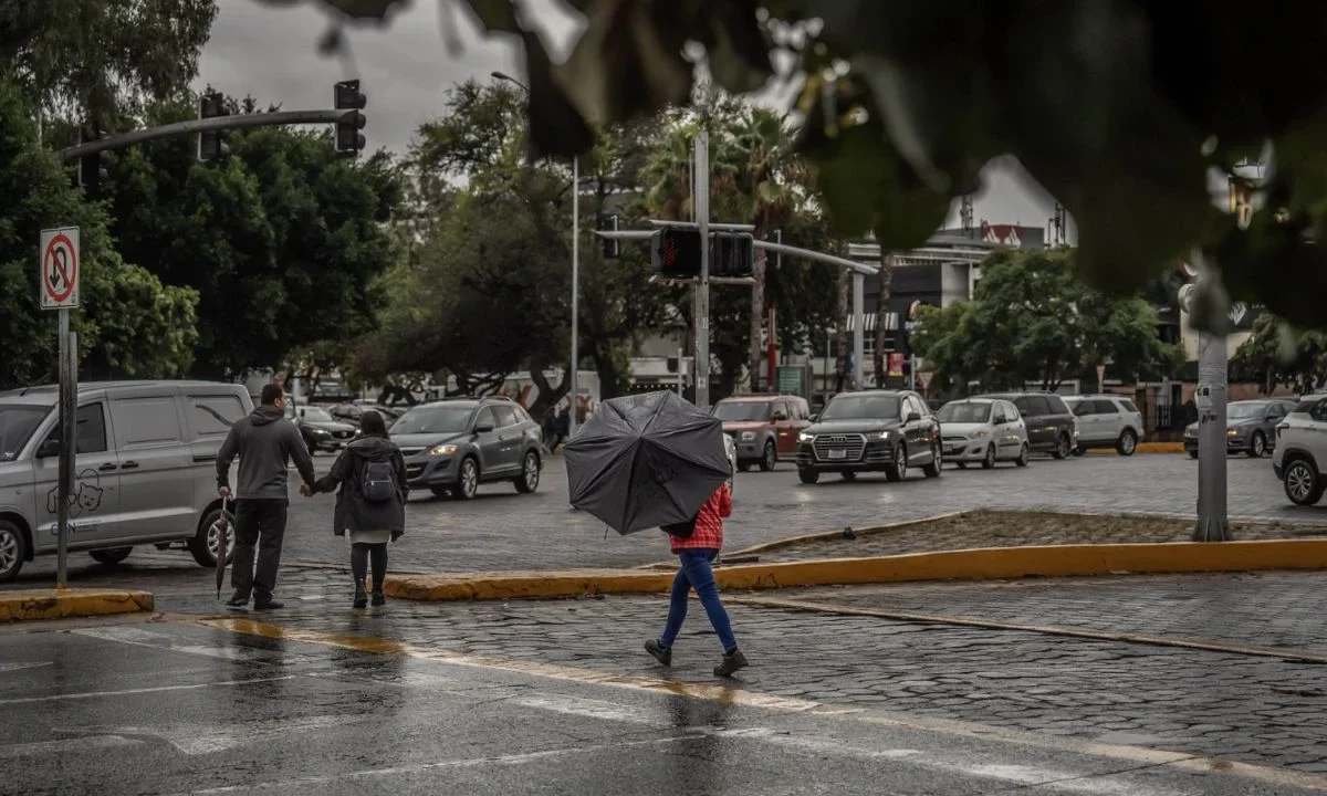 El Frente Frío 17 continuará en México, y en interacción con una masa de aire polar, dejará lluvias, chubascos y bajas temperaturas. Entérate.