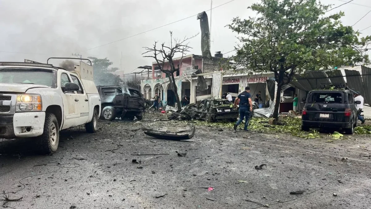 Terrorismo alcanza a comunitarios de Coahuayana; hay cinco muertos, siete heridos, casas y vehículos dañados tras coche bomba.