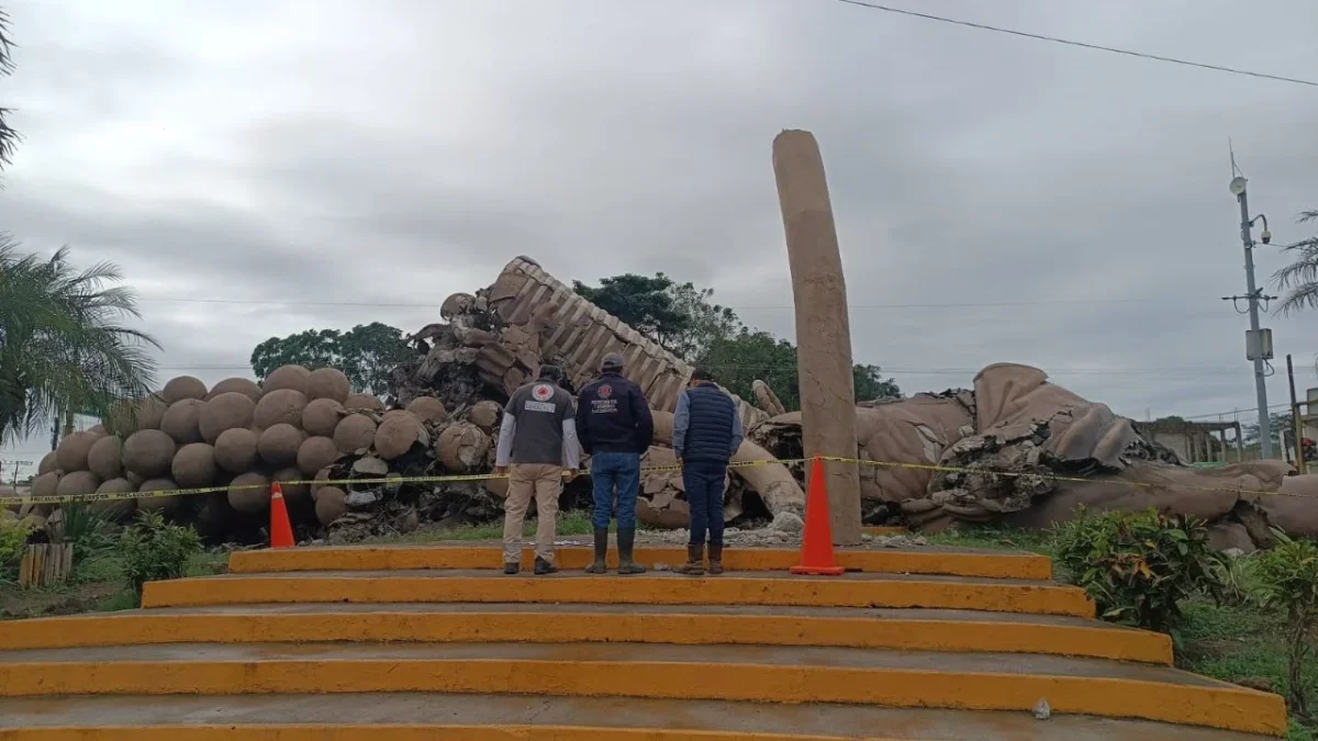 Las pasadas lluvias torrenciales en Álamo, Veracruz, provocaron fracturas en el monumento ‘El Colotero’ el cual colapsó este martes.