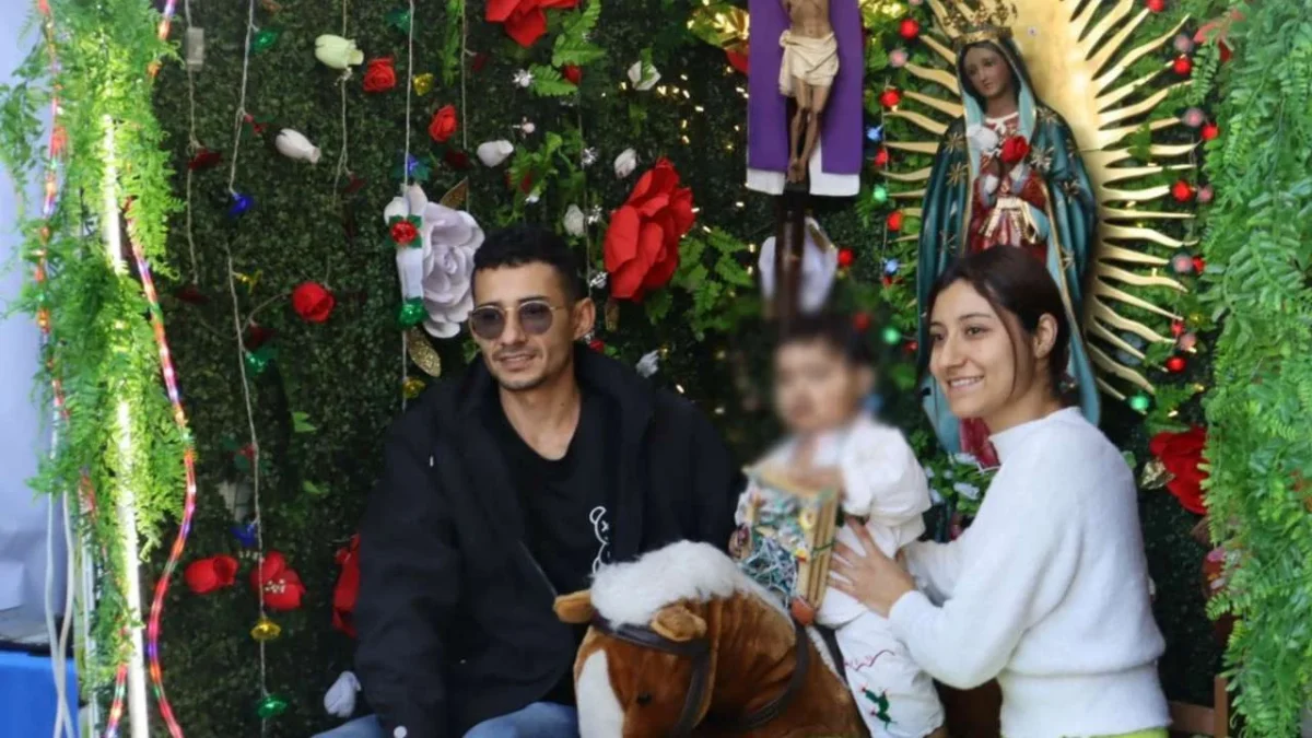 TRADICIÓN. Las familias acostumbran tomarse una foto con sus hijos y una imagen de la Guadalupana, como recuerdo.