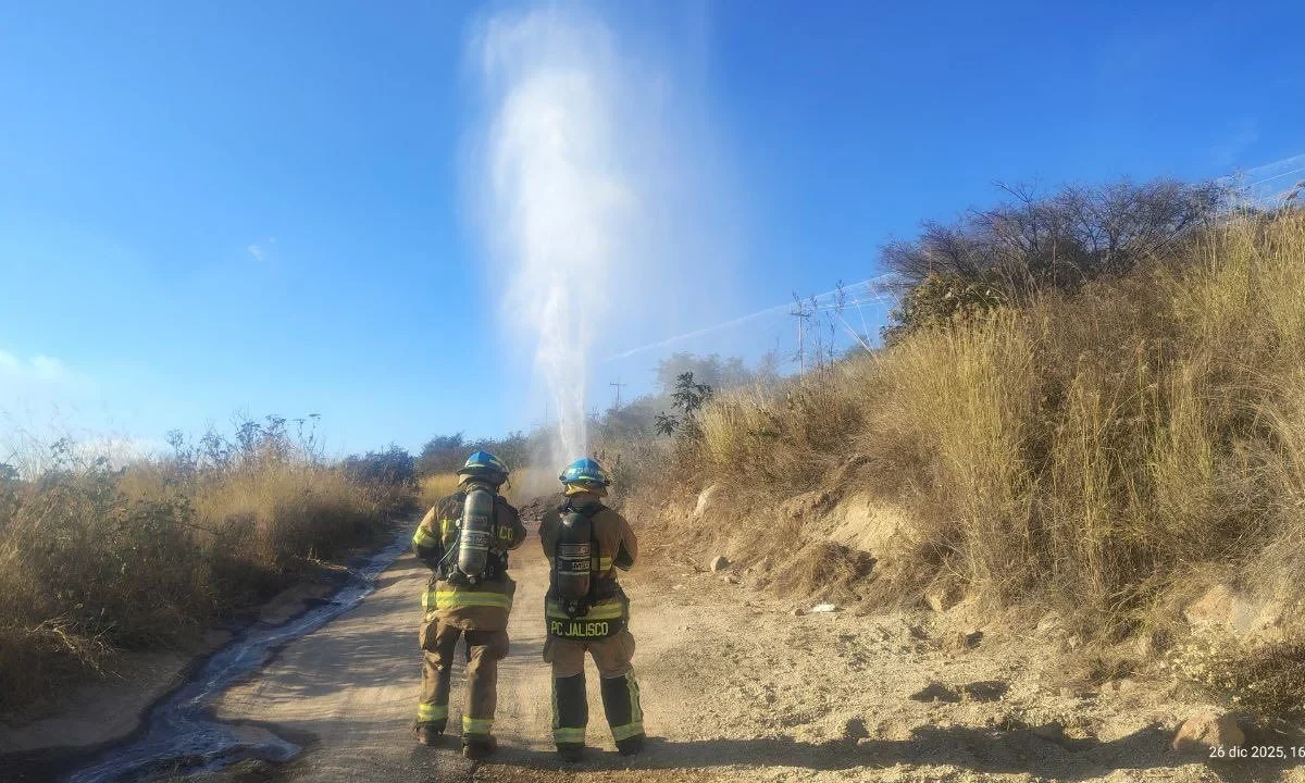 La Unidad Estatal de Protección Civil y Bomberos de Jalisco (UEPCBJ) estimó la fuga de hidrocarburo en un tramo aproximado de 100 metros. 